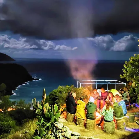 Fullmoon Camp بيت خشبي فاراليا