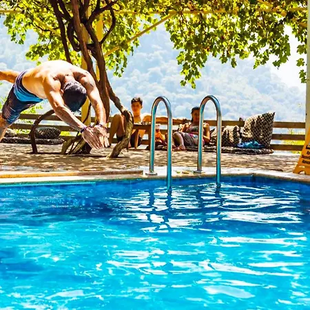 Fullmoon Camp بيت خشبي فاراليا