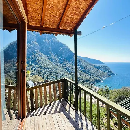 Деревянный коттедж Fullmoon Camp